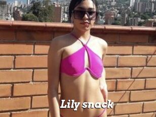 Lily_snack